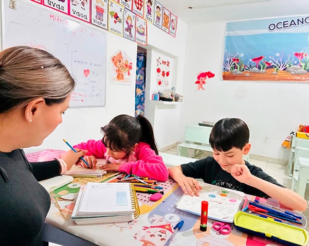 Instituto-Iñigo-Maestra-niños-1
